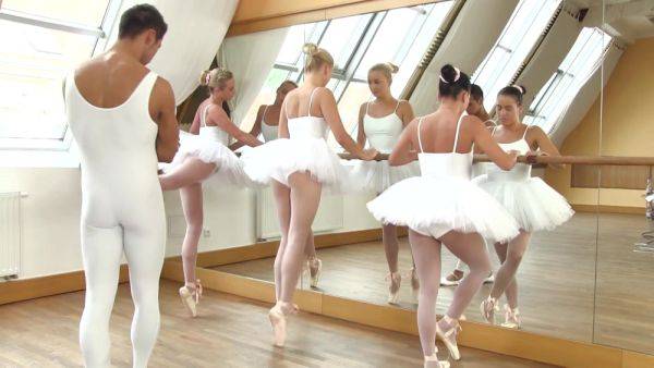 Russian ballerinas share cock on the dance floor - xbabe.com - Russia on gratiscinema.com