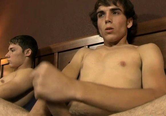 Nude twink enjoys his large knob in a self pleasuring solo - drtuber.com on gratiscinema.com