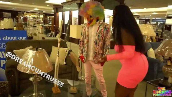 Sucking off my Sugar Daddy Clown at the College Mall - veryfreeporn.com on gratiscinema.com